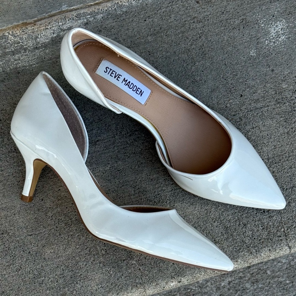 STEVE MADDEN “CAMELOT” WHITE KITTEN HEEL